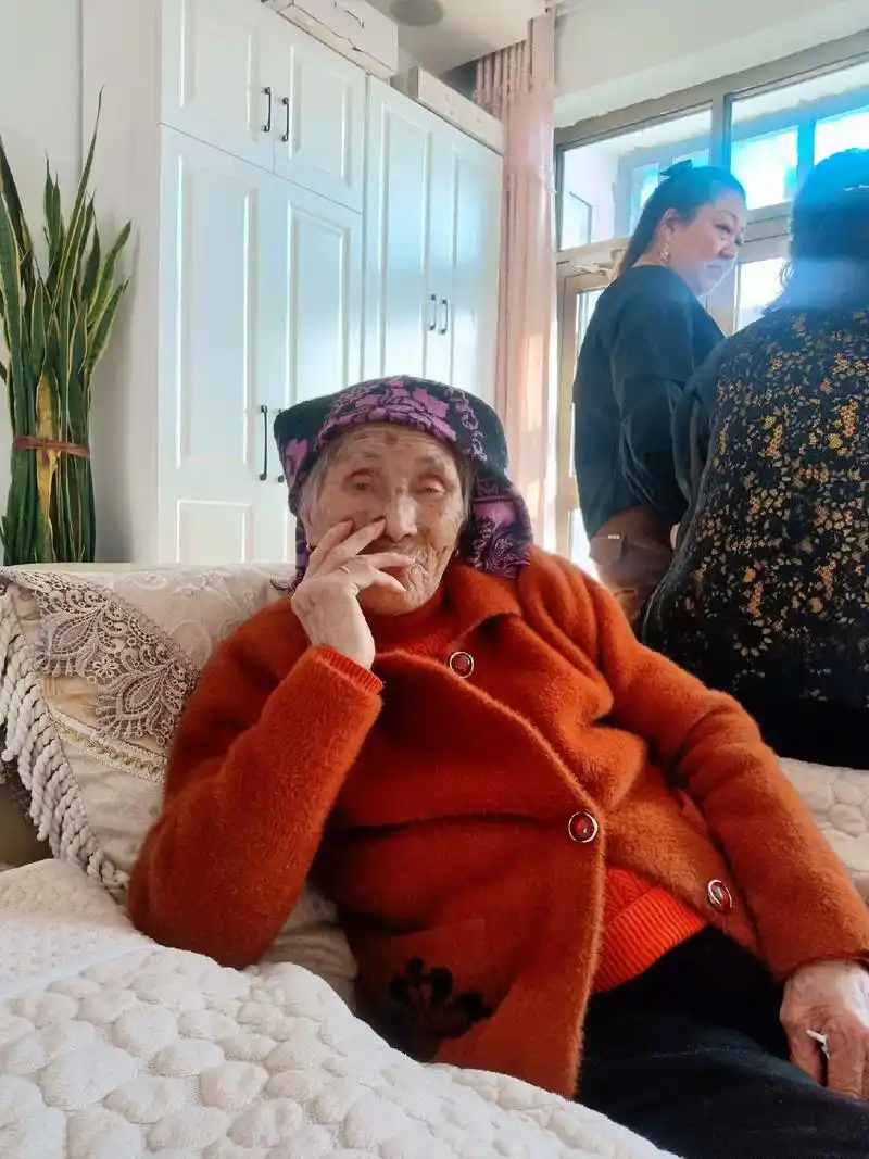 大年初一,去大妈家,大妈已经九十六岁高龄了.大妈身体健康就是 - 抖音