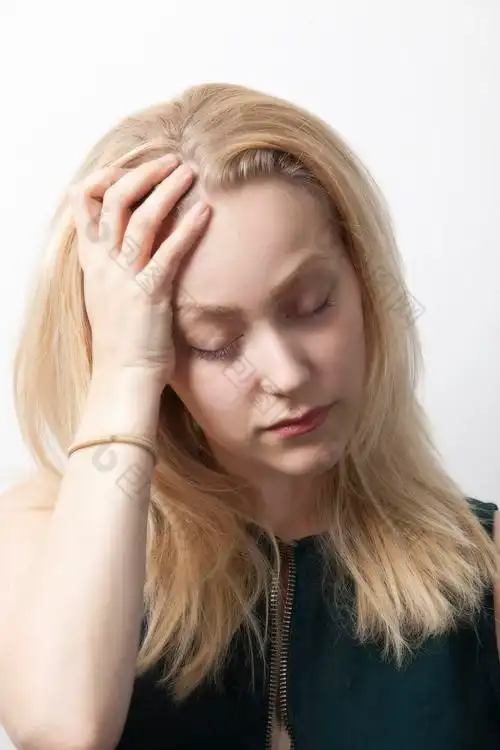 灰色调发愁的女人