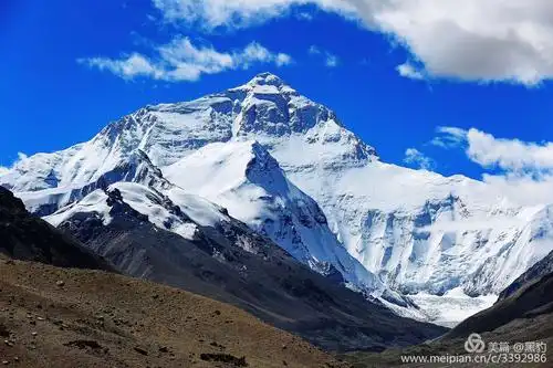 珠穆朗玛峰位西藏定日县正南方,喜玛拉雅山脉中段中尼边境处,海抜高度