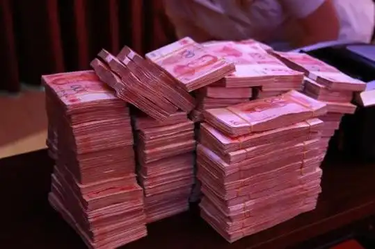 回顾 东莞老太过得抠搜,破床下却藏着300万现金,调查发现蹊跷