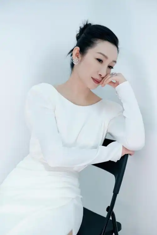 演员@秦海璐一袭长裙优雅翩跹,共同见证荣耀时刻.#国剧盛典