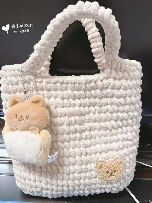 第一个钩针包包超级能装,冰条线真的是暖乎乎的#钩织  #钩针包包