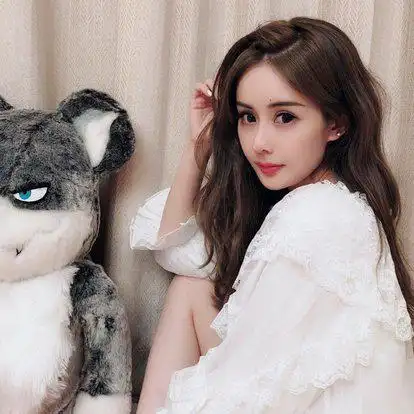 没错,韦雪是一个网红,一个因为出色的颜值而获得大家关注的网红,她