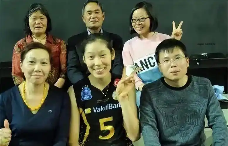 原创朱婷家庭现状父母不再务农5姐妹感情很深厚