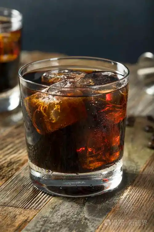 含酒精的嗜酒黑俄罗斯鸡尾酒