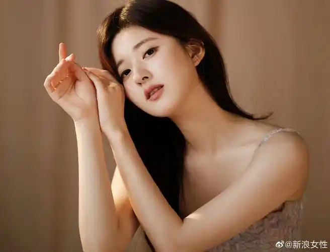 赵露思最新生日写真身穿蓝粉花瓣长裙优雅又灵动