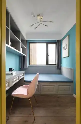 70平米简约主卧榻榻米床装修效果图