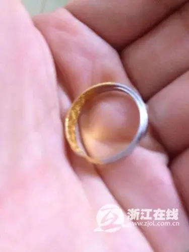 变白的金戒指