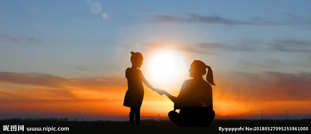 夕阳母女牵手图片