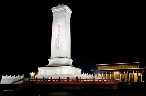 人民英雄纪念碑位于中国北京市天安门广场的中心位置,是为了纪念在