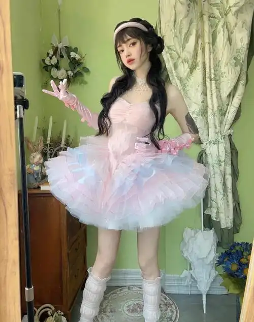 说到洛丽塔,很多人首先想到的是甜美,可爱,华丽,公主等形容词,常见的