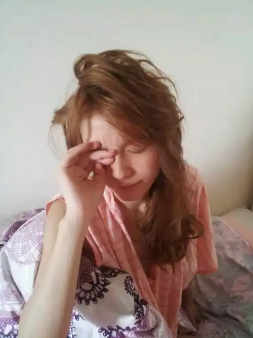 and 要唇色没唇色 眼睛惺忪睁不开的样子 慵懒不想起床 凌乱也是一种