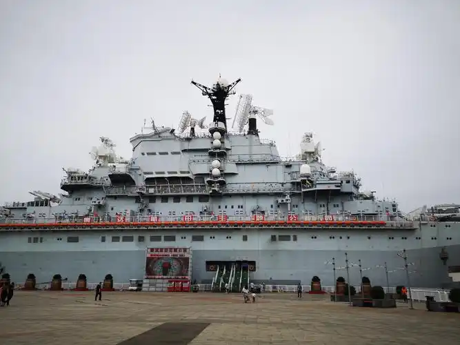 "基辅号"航母1970年建造,1975年服役,1994年退役,2000年来到中国天津.
