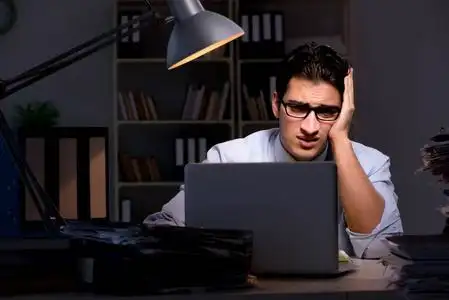 人加班工作到深夜动漫商人加班深夜上班商人加班深夜在办公室加班概念