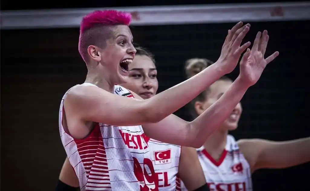 中国女排面对土耳其的主攻卡拉库尔特,可以说是毫无办法,除了她的主动