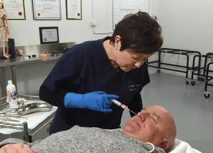 澳入殓师揭秘逝者化妆整仪工作