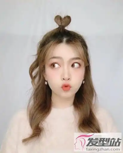 头顶爱心小啾啾扎发教程1: 用橡皮筋将上方的一小撮头发扎起两个小节.