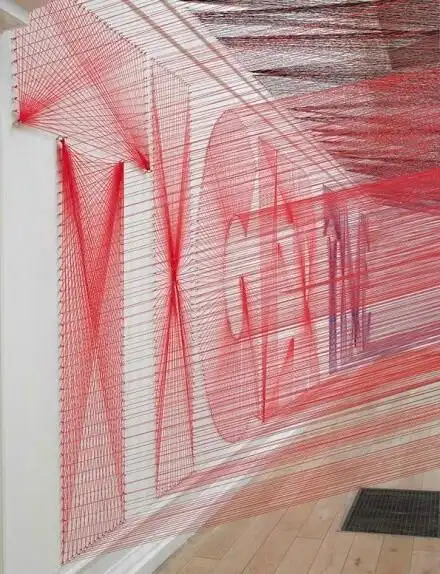 艺术家paewhite纵横交错的字体装置