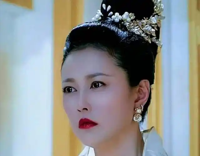 唇形也多种多样,微笑唇受欢迎,覆舟唇拉低颜值,你是哪种?