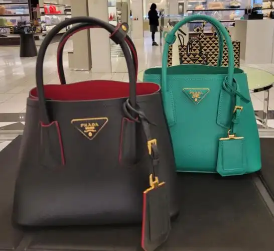 prada十字牛皮包包