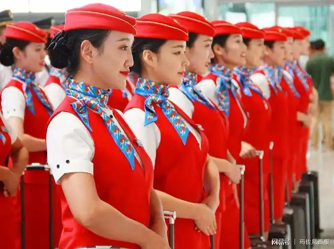 高铁乘务员,给你不一样的美!