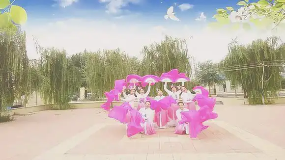 视频:7人变 队形扇子舞《祖国你好》活泼青春