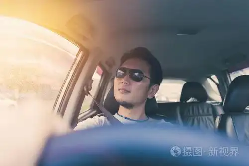 照片 亚洲的泰国中国男人男性洁具黑色太阳玻璃开车在炎热的夏天一天