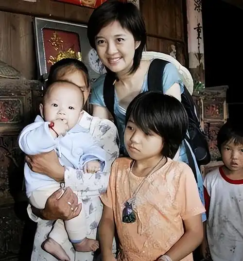 丁健确实没有给许戈辉写空头支票,回到家中的丁健直接到肖桦说:"我们