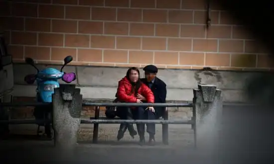 南宁老人色情服务当街交易搂抱拥吻图