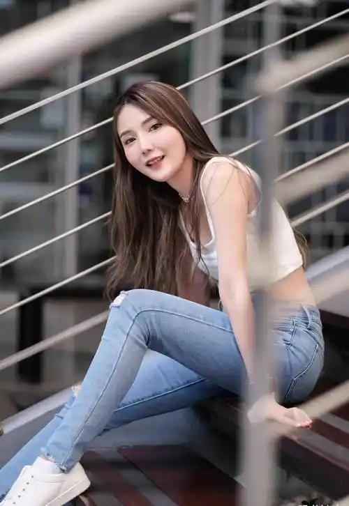 原创对有颜值有身材的女生来说简单的穿搭就能展现出迷人的魅力