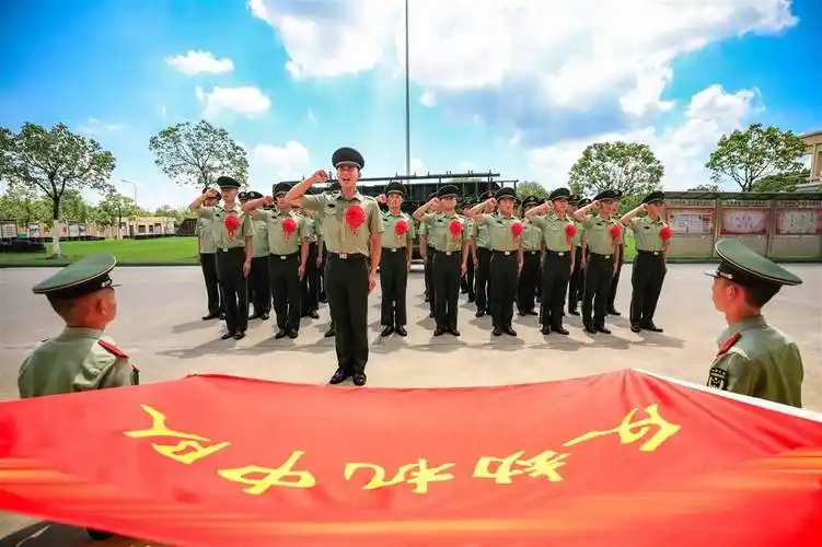 退伍季|热泪盈眶深情拥抱:我将永远保持军人本色!