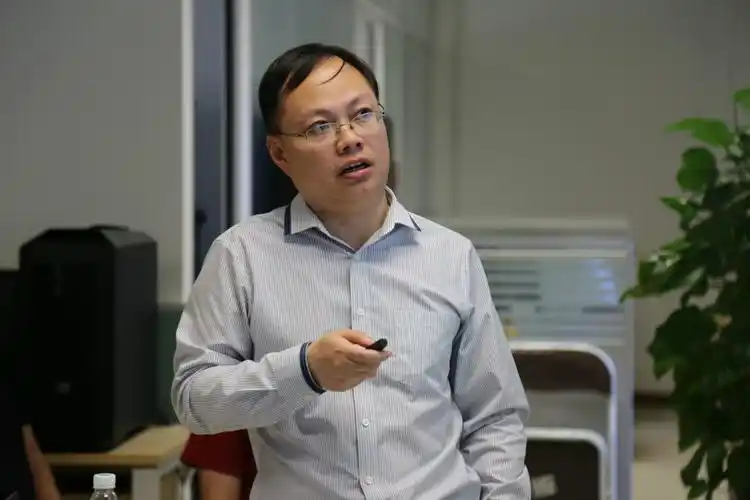 报告由清华大学统计学研究中心的林乾教授主持.