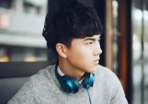 《旋风少女》戚百草的哥哥水沉舟在国外长大,父母将其送出国后,并没有