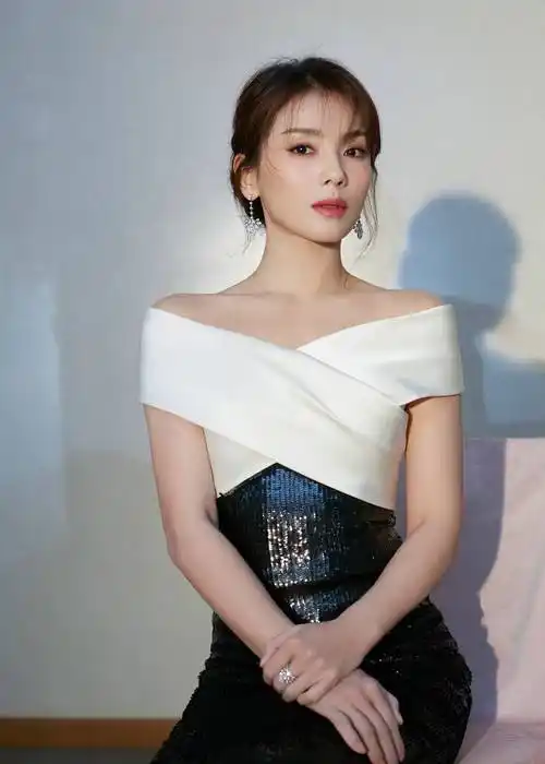 刘涛身着 st. john 黑白拼色连衣裙出席2021国剧盛典