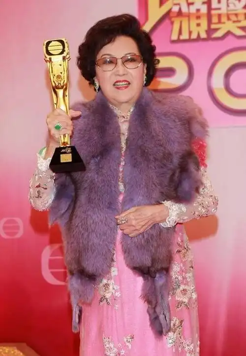 日,原名李瑞琴,广东顺德人,粤剧界出身,是香港著名电影及电视剧女演员