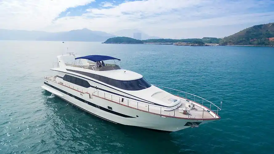 语言:广东话, 英语 详细介绍 ●意大利品牌tecnomarine92呎豪华游艇