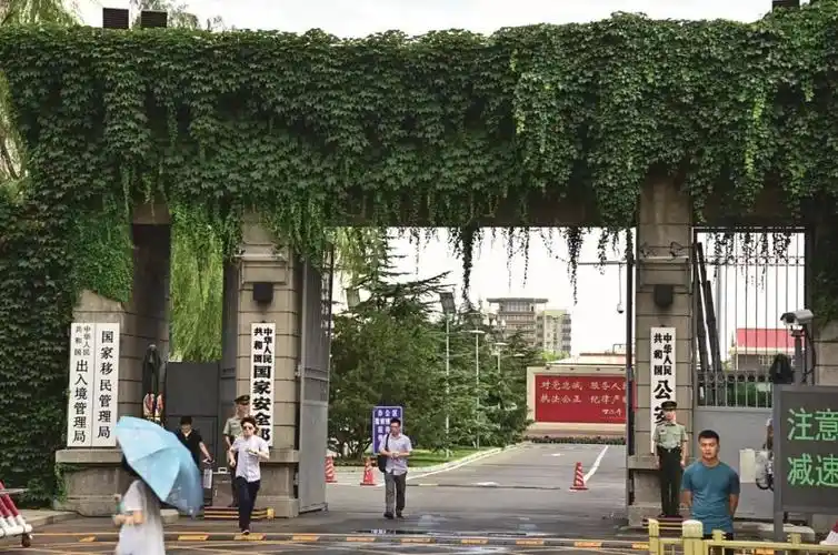 这是7月23日,刘璇来到北京市公安局出入境管理局中关村外国人服务大厅