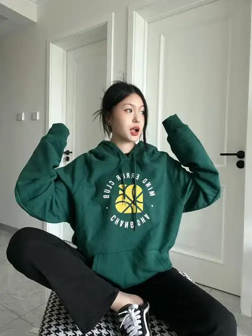 秋日校园穿搭显白的绿色卫衣