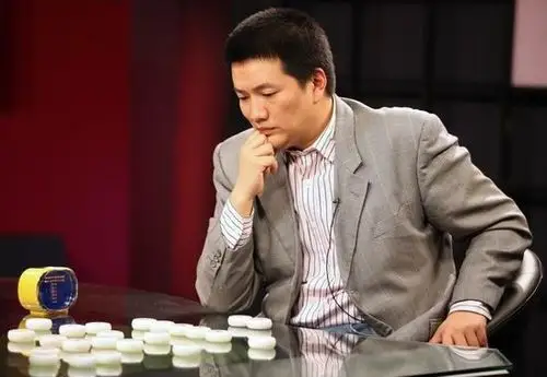 五星体育首席主持人娄一晨作为节目首期嘉宾