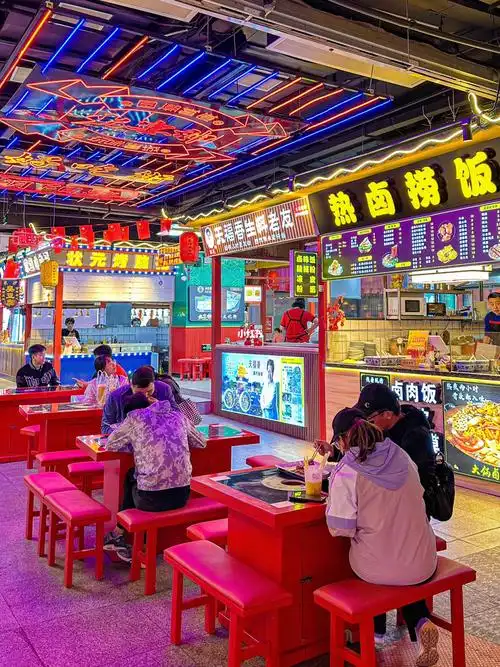 南宁朝阳广场打卡新地标7575