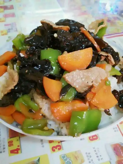 木耳炒肉盖浇饭
