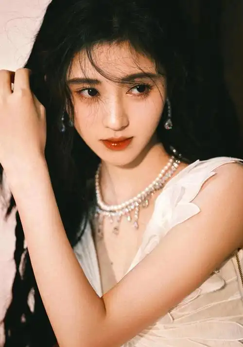 鞠婧祎娇艳写真图,唯美迷人,明艳动人!_高清图集_新浪网