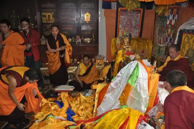 噶陀为松吉泽仁仁波切长久住世举行长寿法会