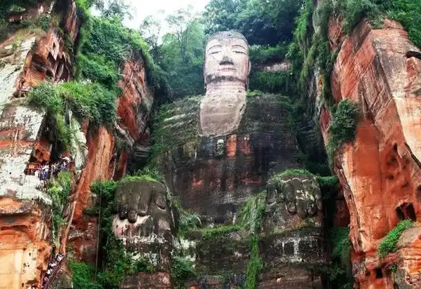 "坐落于四川省乐山市南岷江东岸的乐山大佛,距今已有1200多年的历史.