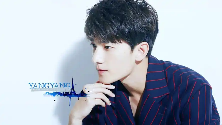 杨洋清新帅气沉思写真电脑壁纸下载