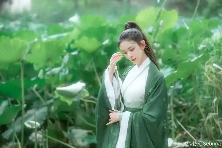 陈瑶古风写真大片释出扎高马尾英气十足