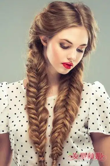 女生长卷发中分额头编辫子造型设计