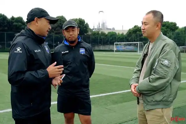 廖宇靖在成都足协采访日本籍教练(图片截取自纪录片《逆足》)