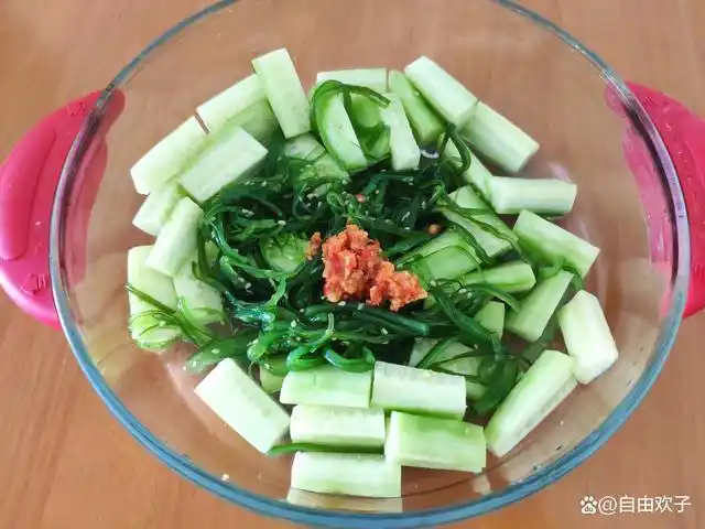 黄瓜有人喜欢用滚刀法切了煮来吃,有人喜欢用刀拍扁后煮来吃;还有人