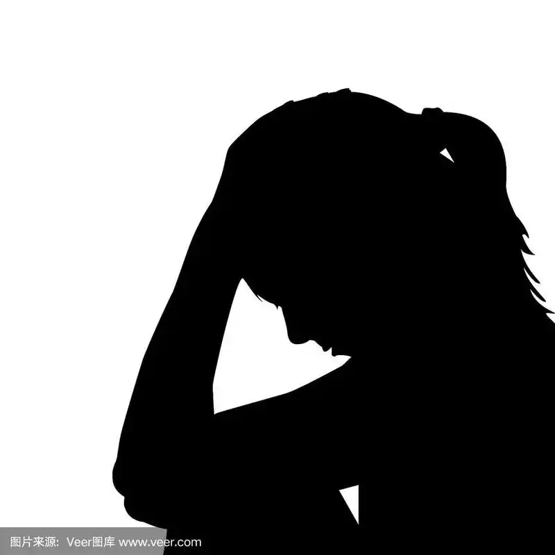 一个悲伤的女人双手抱头